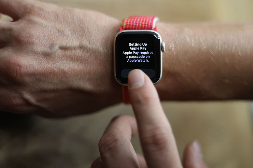 Apple Pay можно увидеть на Apple Watch SE.